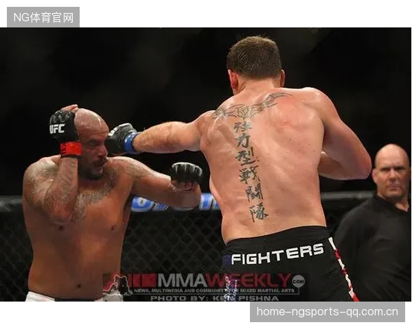 UFC冠军级别的抱摔炸裂，瞬间让对手变“废人”！看完你还能坐得住吗？